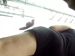 Młoda dziewczyna ze  ...