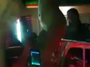 Młody lekarz położył ...