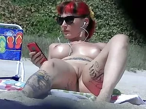 Dziewczyna pozuje do ...